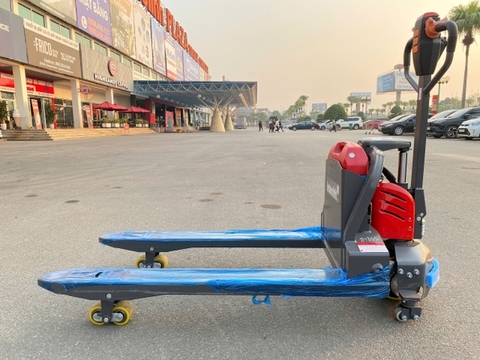 Xe nâng tay điện 2 tấn: chọn theo quãng đường, pin và lối đi