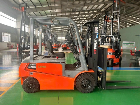 So Sánh Xe Nâng Điện Và Xe Nâng Dầu Chi Tiết Nhất (2025)