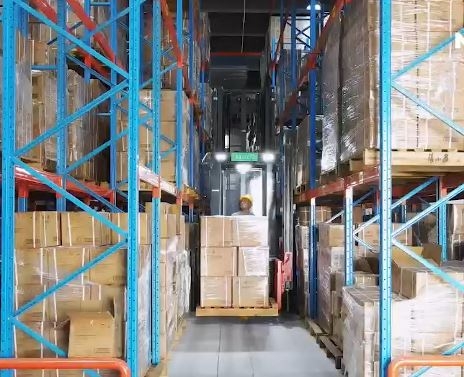 Xe nâng cho kho hẹp