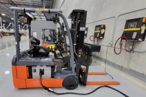 Vì sao xe nâng trong kho lạnh nên dùng pin lithium thay vì ắc quy chì?