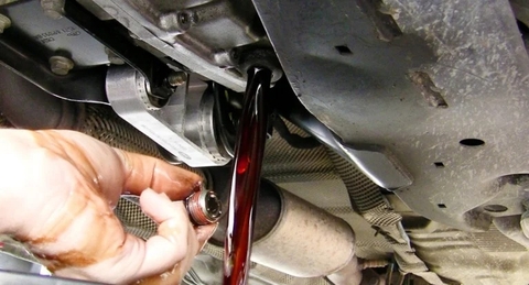 Hướng dẫn thay dầu thủy lực xe nâng đúng kỹ thuật