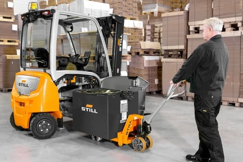 Tuổi thọ pin lithium xe nâng trong thực tế: Dùng được bao nhiêu năm?