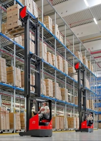 Hướng dẫn vận hành xe nâng trong kho hẹp an toàn và hiệu quả