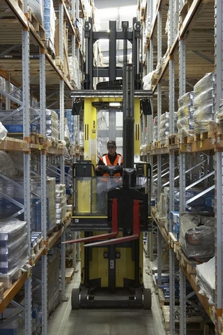 Pin lithium cho xe nâng kho hẹp: Sạc nhanh, vận hành tối đa