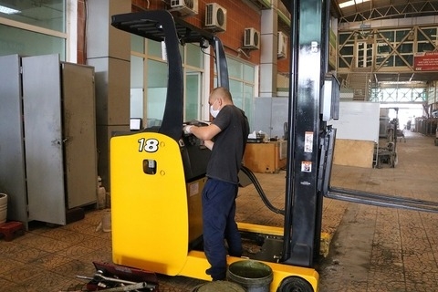 Hướng dẫn vệ sinh xe nâng sau ca làm đúng quy trình