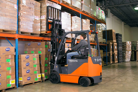 So Sánh Xe Nâng Dùng Trong Nhà Và Ngoài Trời: Những Khác Biệt Cần Biết