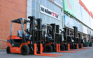 Đánh giá xe nâng điện Toyota: Ưu điểm, nhược điểm và chi phí đầu tư