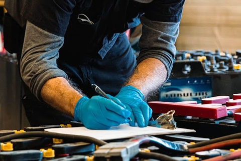 Bảo trì ắc quy chì cho xe nâng tốn kém như thế nào?