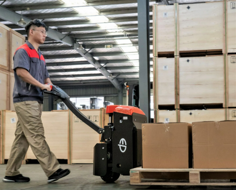 Xe Nâng 1 Tấn – Giải Pháp Nâng Hạ Hiệu Quả Cho Kho Nhỏ Và Cửa Hàng