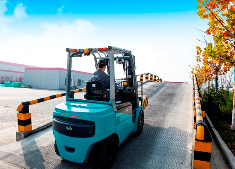 Chuyển đổi xe nâng dầu sang xe điện: Tối ưu chi phí với pin Lithium Interlift