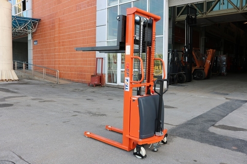 Hướng dẫn sử dụng xe nâng bán tự động an toàn đúng cách