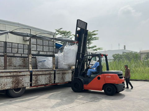 So sánh xe nâng mới và xe nâng cũ: Rủi ro và lợi ích thực tế