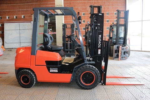 Xe nâng Toyota FDZN - dòng xe nâng đơn giản, mạnh mẽ