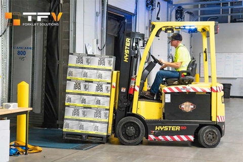 Thuê xe nâng ngành cơ khí: Nâng cao hiệu suất sản xuất