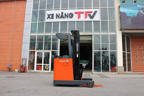 Bảng Giá Xe Nâng Reach Truck Mới Nhất Cho Kho Cao Tầng