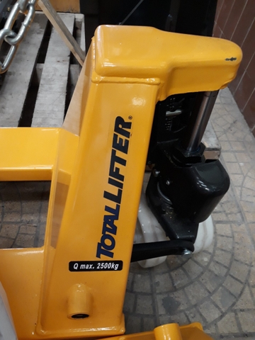 Xe nâng tay 2.5 tấn