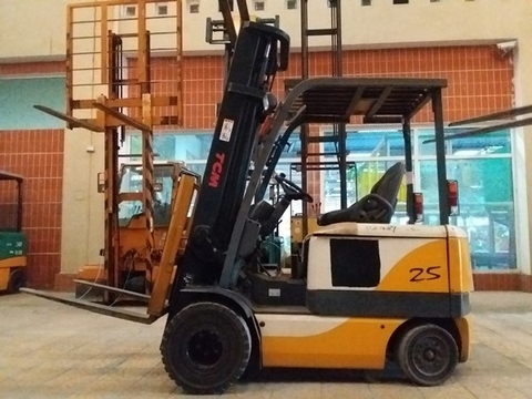 Xe nâng điện ngồi lái hiệu TCM FB25-6