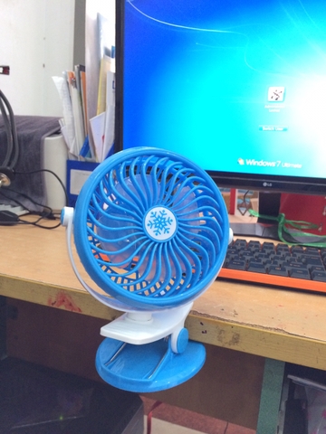 Quạt mini kẹp bàn