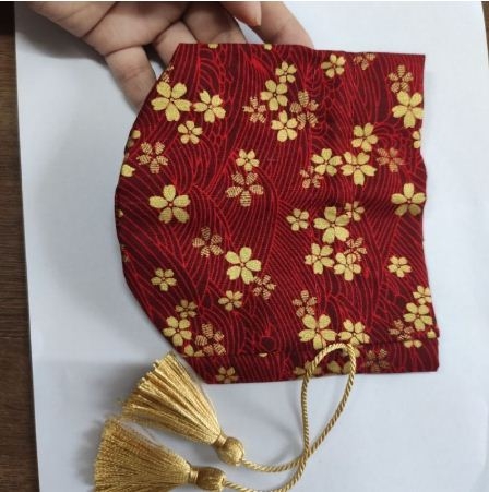 Túi quà xinh xắn có dây rút họa tiết sóng Sakura vải nhũ kim