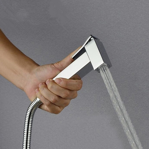 Dùng vòi rửa so với dùng giấy vệ sinh dưới góc nhìn khoa học