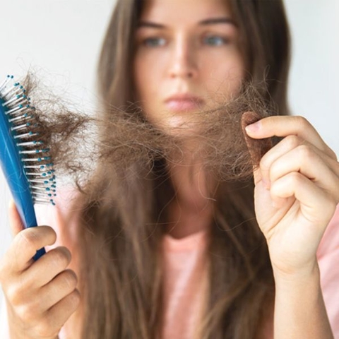 Rụng Tóc Nhiều Ở Nữ: Bạn Đang Phải Đối Mặt Nghiêm Trọng Với Nguy Cơ Gì?