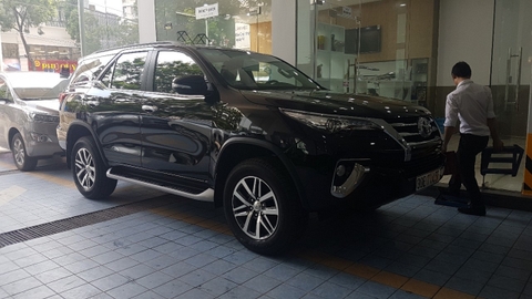 Hình ảnh chi tiết nội ngoại thất Toyota Fortuner 2018 màu đen (218) phiên bản hoàn toàn mới