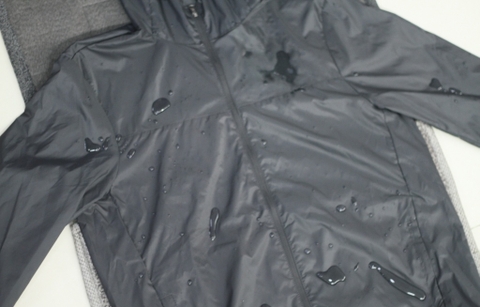 Chọn may áo khoác dù chống thấm cho mùa mưa bão