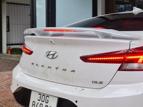 Đuôi gió Elantra CÓ ĐÈN