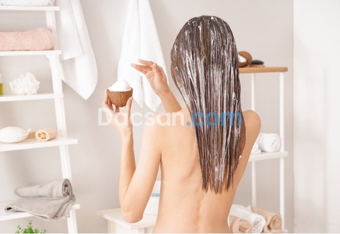 Cho vài giọt dầu dừa vào dầu gội đầu, tóc vừa mọc nhanh lại vừa mềm óng ả