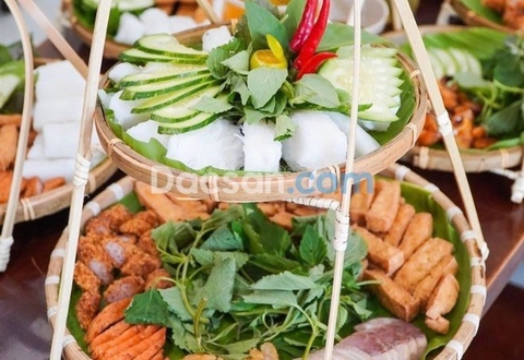 Món ăn vặt nem chua rán được làm như thế nào?