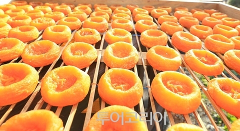 Hồng sấy nguyên quả