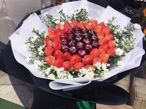 Bó hoa làm từ cherry và dâu tây