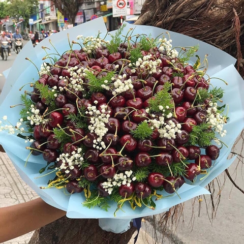 Bó hoa làm bằng quả cherry