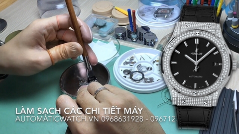 Lau dầu đồng hồ Hublot bị vào nước các chi tiết bị rỉ sét