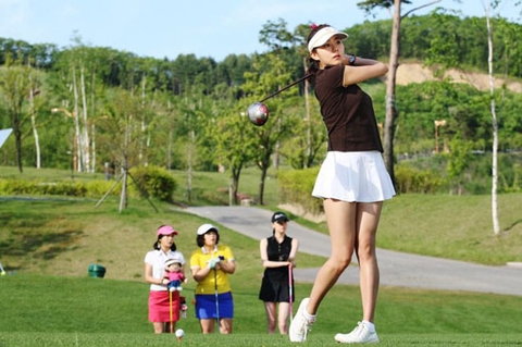 Mua quần áo Golf cho nam và nữ ở đâu ?