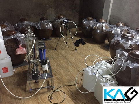 Rượu sau khi nấu được xử lý lọc độc tố bằng máy lọc rượu