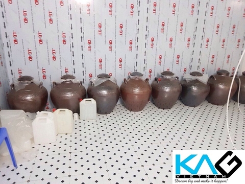 Rượu thành phẩm được cho vào chum ủ.