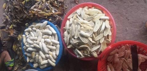 Sơ chế chuối trước khi nấu rượu chuối