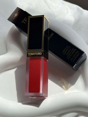 Son kem Tom Ford Liquid Lip Luxe Matte – Màu 129 Carnal (Đỏ cam đào)