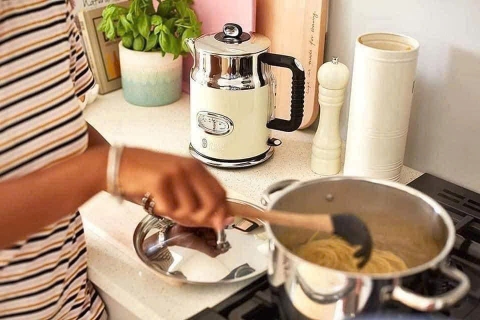 Bình đun siêu tốc Russell Hobbs 2167 Retro 1.7 Lit- Đức