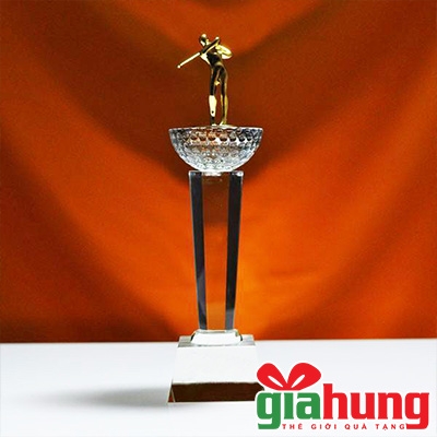Cúp người mạ vàng 054