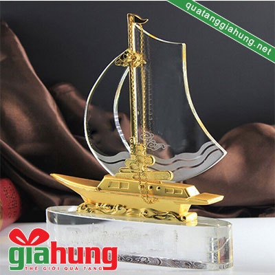 Thuyền buồm pha lê mạ vàng 007