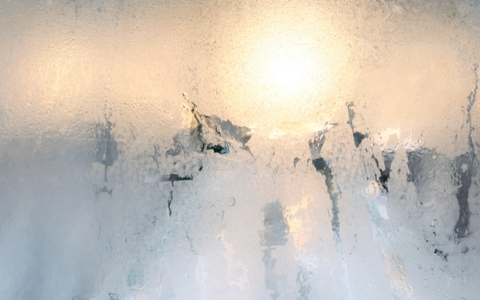 Nhà bị nồm có nên bật quạt không? 5 sai lầm tai hại khiến nhà càng thêm ướt