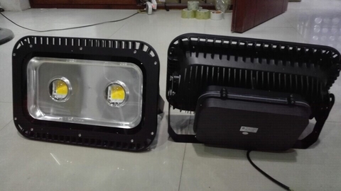 Fa led 100W vàng vỏ đen hai mắt lồi