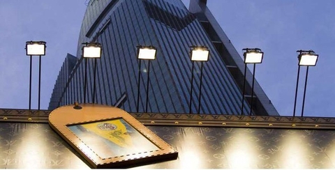 Chiếu sáng biển hiệu ngoài trời với đèn pha led