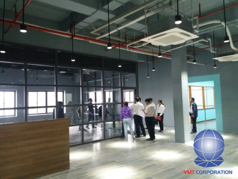 BỐ TRÍ VÀ LẮP ĐẶT ĐÈN ỐNG BƠ CHIẾU SÁNG CHO HÀNH LANG, BAN CÔNG