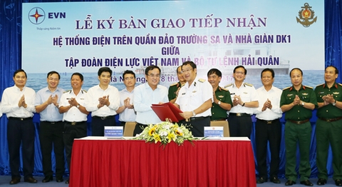 Lễ ký Biên bản bàn giao, tiếp nhận hệ thống năng lượng sạch và hệ thống chiếu sáng trên quần đảo Trường Sa và Nhà giàn DK1