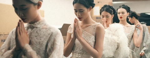 Những khoảnh khắc đẹp mê hồn bạn chỉ có thể bắt gặp tại các show thời trang Việt
