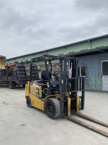 Ưu điểm của xe nâng điện FE30-1 sử dụng pin khô của hãng Komatsu