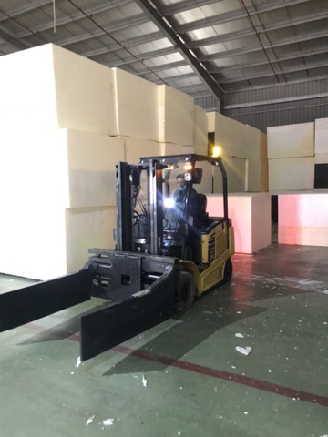 Giao Xe nâng điện Komatsu FE25-1 đi Hà Nam